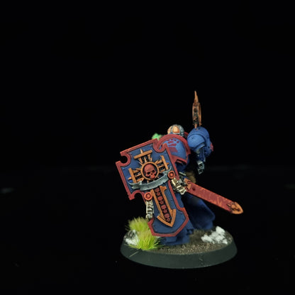 Lieutenant with Storm Shield - Crimson Fists - Space Marines - Warhammer 40k