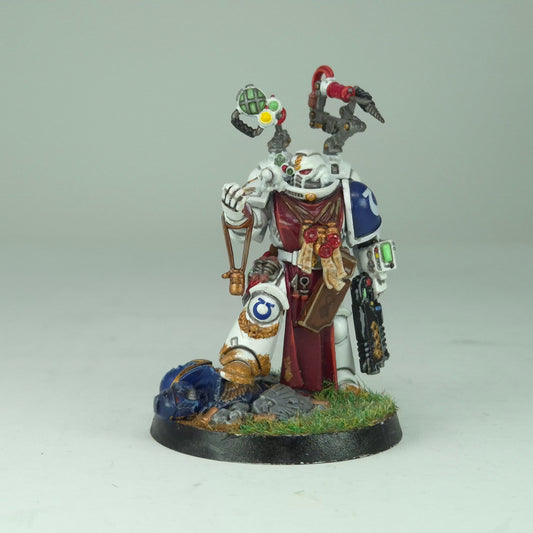 Apothecary - Ultramarines - Space Marines - Warhammer 40k